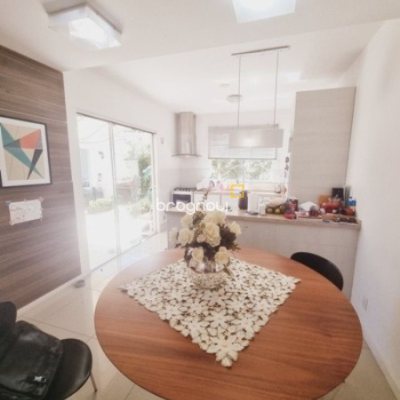 Casa com 233m², 3 quartos (sendo 1 suíte), 4 garagens, no bairro Balneário em Florianópolis