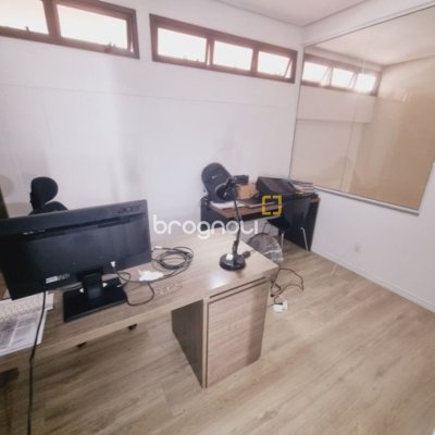 Casa com 233m², 3 quartos (sendo 1 suíte), 4 garagens, no bairro Balneário em Florianópolis