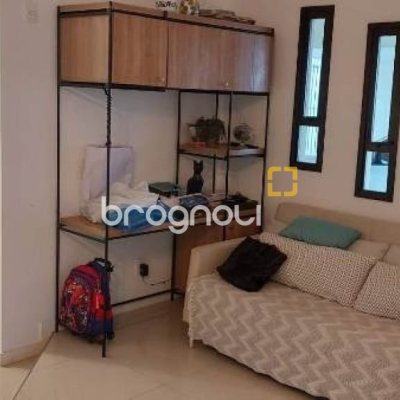 Casa com 233m², 3 quartos (sendo 1 suíte), 4 garagens, no bairro Balneário em Florianópolis