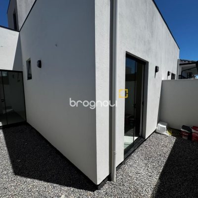 Casa com 55m², 2 quartos, 2 garagens, no bairro Forquilhas em São José