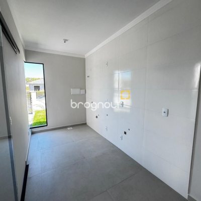 Casa com 55m², 2 quartos, 2 garagens, no bairro Forquilhas em São José