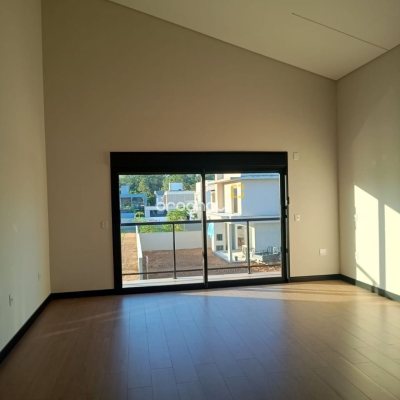 Casa de Condomínio com 250m², 3 quartos (sendo 3 suítes), 2 garagens, no bairro Rio Vermelho em Florianópolis