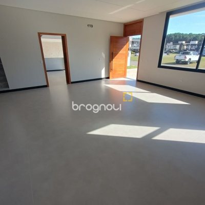 Casa de Condomínio com 250m², 3 quartos (sendo 3 suítes), 2 garagens, no bairro Rio Vermelho em Florianópolis