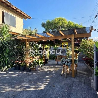Casa com 281m², 3 quartos (sendo 3 suítes), 3 garagens, no bairro Campeche em Florianópolis