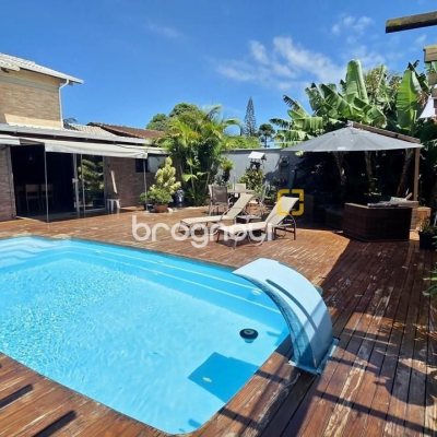 Casa com 281m², 3 quartos (sendo 3 suítes), 3 garagens, no bairro Campeche em Florianópolis