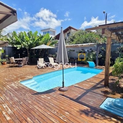 Casa com 281m², 3 quartos (sendo 3 suítes), 3 garagens, no bairro Campeche em Florianópolis