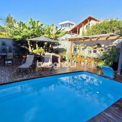 Casa com 281m², 3 quartos (sendo 3 suítes), 3 garagens, no bairro Campeche em Florianópolis