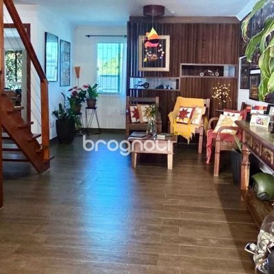 Casa com 281m², 3 quartos (sendo 3 suítes), 3 garagens, no bairro Campeche em Florianópolis