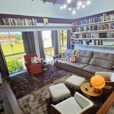 Casa com 281m², 3 quartos (sendo 3 suítes), 3 garagens, no bairro Campeche em Florianópolis