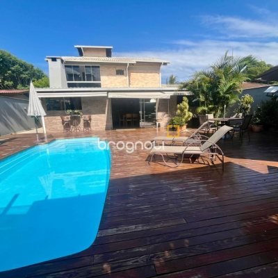 Casa com 281m², 3 quartos (sendo 3 suítes), 3 garagens, no bairro Campeche em Florianópolis