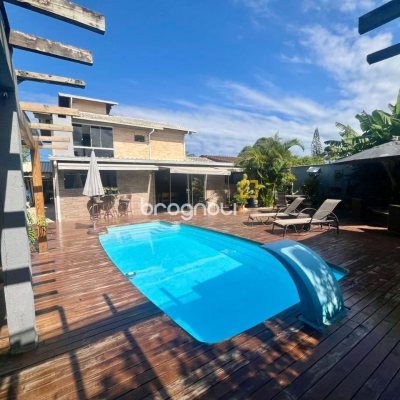 Casa com 281m², 3 quartos (sendo 3 suítes), 3 garagens, no bairro Campeche em Florianópolis