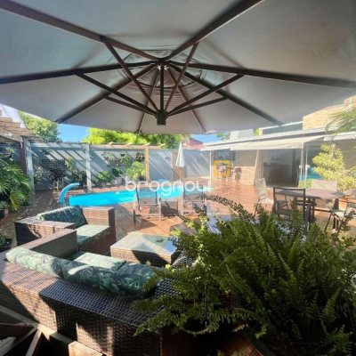 Casa com 281m², 3 quartos (sendo 3 suítes), 3 garagens, no bairro Campeche em Florianópolis