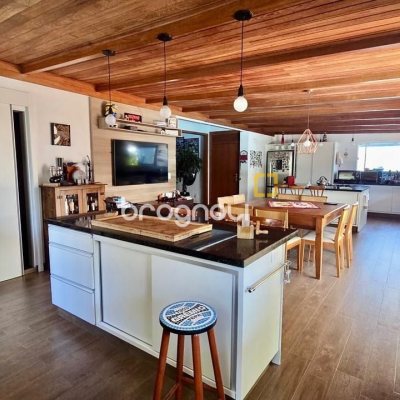 Casa com 281m², 3 quartos (sendo 3 suítes), 3 garagens, no bairro Campeche em Florianópolis