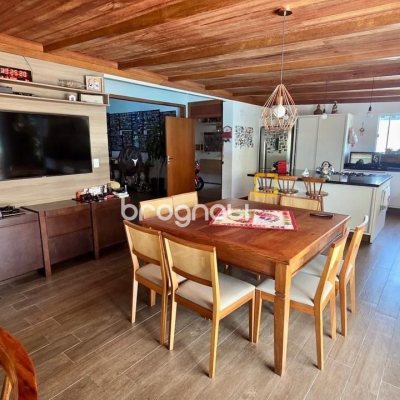Casa com 281m², 3 quartos (sendo 3 suítes), 3 garagens, no bairro Campeche em Florianópolis