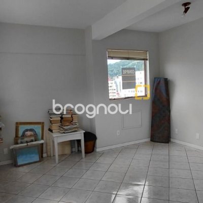 Sala com 42m², no bairro Centro em Florianópolis