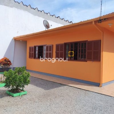 Casa com 111m², 3 quartos (sendo 1 suíte), 3 garagens, no bairro Rio Vermelho em Florianópolis