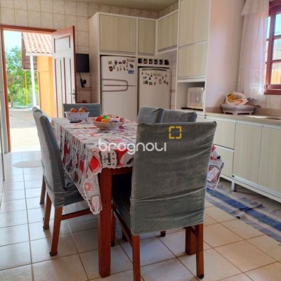 Casa com 111m², 3 quartos (sendo 1 suíte), 3 garagens, no bairro Rio Vermelho em Florianópolis