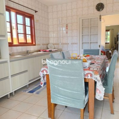 Casa com 111m², 3 quartos (sendo 1 suíte), 3 garagens, no bairro Rio Vermelho em Florianópolis