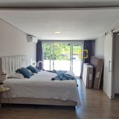 Cobertura com 162m², 3 quartos (sendo 1 suíte), 2 garagens, no bairro Canasvieiras em Florianópolis