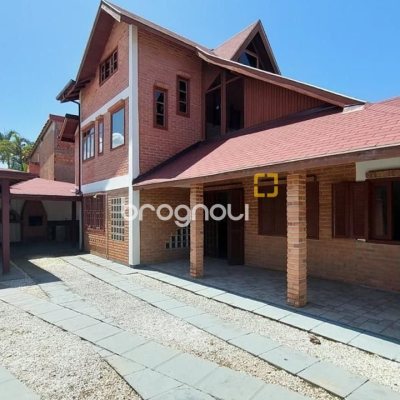 Casa com 210m², 4 quartos (sendo 2 suítes), 3 garagens, no bairro Morro das Pedras em Florianópolis