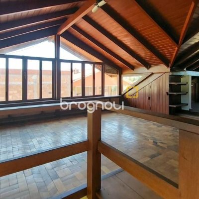 Casa com 210m², 4 quartos (sendo 2 suítes), 3 garagens, no bairro Morro das Pedras em Florianópolis