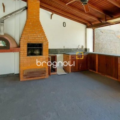 Casa com 210m², 4 quartos (sendo 2 suítes), 3 garagens, no bairro Morro das Pedras em Florianópolis