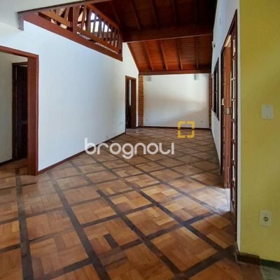 Casa com 210m², 4 quartos (sendo 2 suítes), 3 garagens, no bairro Morro das Pedras em Florianópolis