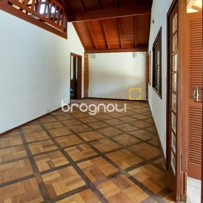 Casa com 210m², 4 quartos (sendo 2 suítes), 3 garagens, no bairro Morro das Pedras em Florianópolis