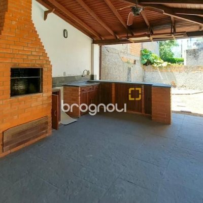 Casa com 210m², 4 quartos (sendo 2 suítes), 3 garagens, no bairro Morro das Pedras em Florianópolis