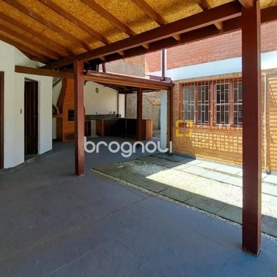 Casa com 210m², 4 quartos (sendo 2 suítes), 3 garagens, no bairro Morro das Pedras em Florianópolis
