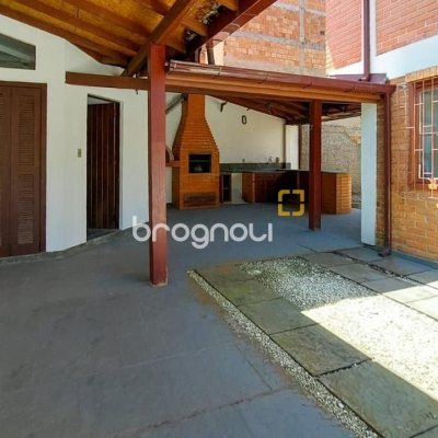 Casa com 210m², 4 quartos (sendo 2 suítes), 3 garagens, no bairro Morro das Pedras em Florianópolis
