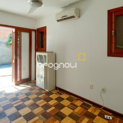 Casa com 210m², 4 quartos (sendo 2 suítes), 3 garagens, no bairro Morro das Pedras em Florianópolis