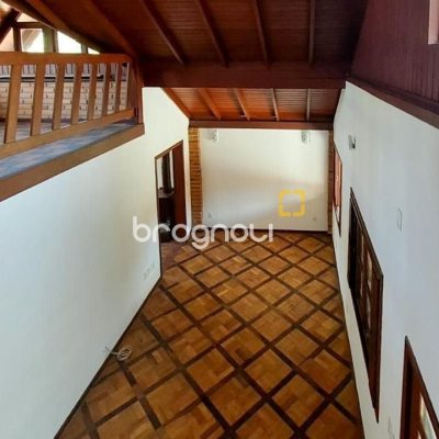 Casa com 210m², 4 quartos (sendo 2 suítes), 3 garagens, no bairro Morro das Pedras em Florianópolis
