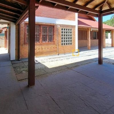 Casa com 210m², 4 quartos (sendo 2 suítes), 3 garagens, no bairro Morro das Pedras em Florianópolis