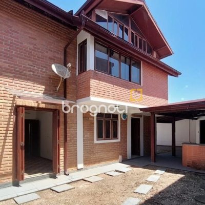 Casa com 210m², 4 quartos (sendo 2 suítes), 3 garagens, no bairro Morro das Pedras em Florianópolis