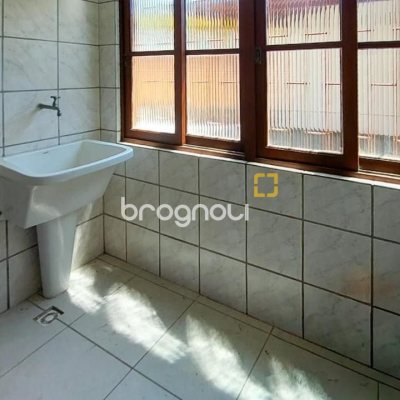 Casa com 210m², 4 quartos (sendo 2 suítes), 3 garagens, no bairro Morro das Pedras em Florianópolis