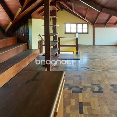 Casa com 210m², 4 quartos (sendo 2 suítes), 3 garagens, no bairro Morro das Pedras em Florianópolis