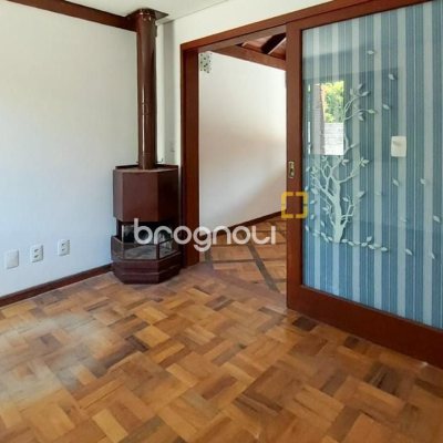 Casa com 210m², 4 quartos (sendo 2 suítes), 3 garagens, no bairro Morro das Pedras em Florianópolis