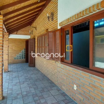 Casa com 210m², 4 quartos (sendo 2 suítes), 3 garagens, no bairro Morro das Pedras em Florianópolis