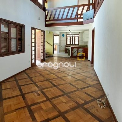 Casa com 210m², 4 quartos (sendo 2 suítes), 3 garagens, no bairro Morro das Pedras em Florianópolis