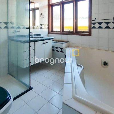 Casa com 210m², 4 quartos (sendo 2 suítes), 3 garagens, no bairro Morro das Pedras em Florianópolis