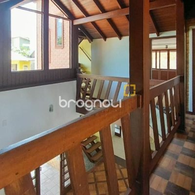 Casa com 210m², 4 quartos (sendo 2 suítes), 3 garagens, no bairro Morro das Pedras em Florianópolis