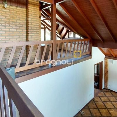 Casa com 210m², 4 quartos (sendo 2 suítes), 3 garagens, no bairro Morro das Pedras em Florianópolis