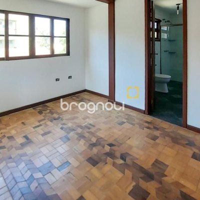 Casa com 210m², 4 quartos (sendo 2 suítes), 3 garagens, no bairro Morro das Pedras em Florianópolis