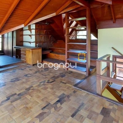 Casa com 210m², 4 quartos (sendo 2 suítes), 3 garagens, no bairro Morro das Pedras em Florianópolis