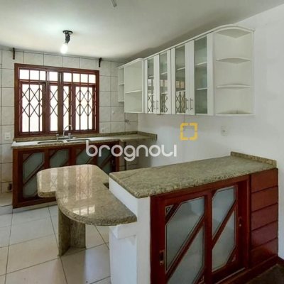 Casa com 210m², 4 quartos (sendo 2 suítes), 3 garagens, no bairro Morro das Pedras em Florianópolis