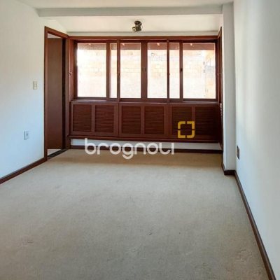 Casa com 210m², 4 quartos (sendo 2 suítes), 3 garagens, no bairro Morro das Pedras em Florianópolis
