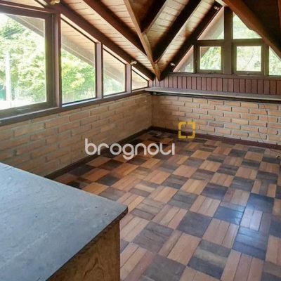 Casa com 210m², 4 quartos (sendo 2 suítes), 3 garagens, no bairro Morro das Pedras em Florianópolis