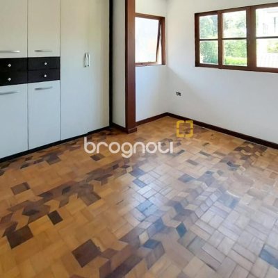 Casa com 210m², 4 quartos (sendo 2 suítes), 3 garagens, no bairro Morro das Pedras em Florianópolis