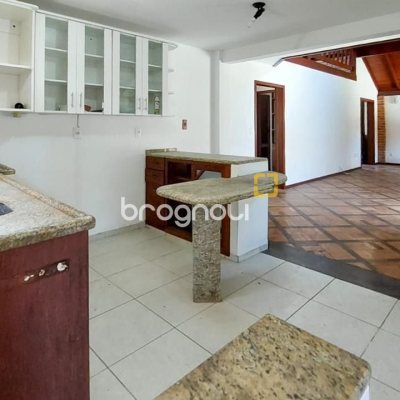 Casa com 210m², 4 quartos (sendo 2 suítes), 3 garagens, no bairro Morro das Pedras em Florianópolis